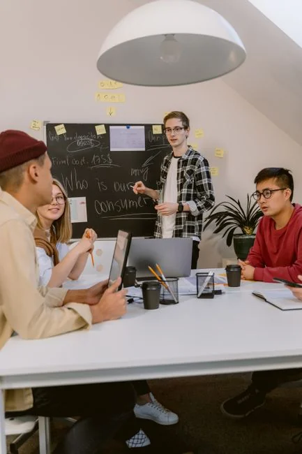 Groupe de professionnels en affaires collaborant dans un environnement de bureau.